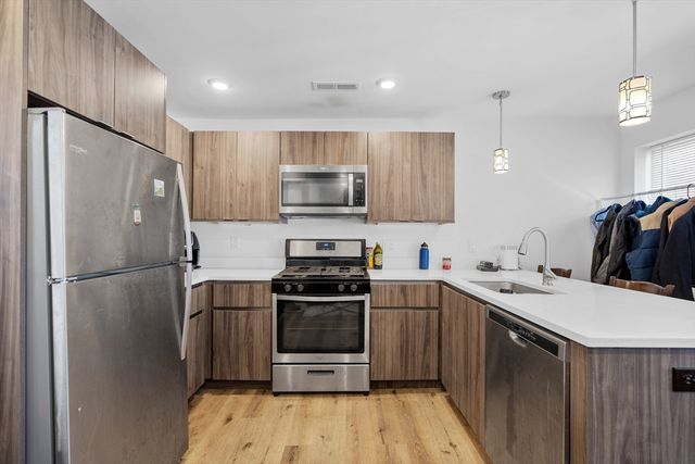 211 W 9th St, Boston, MA 02127