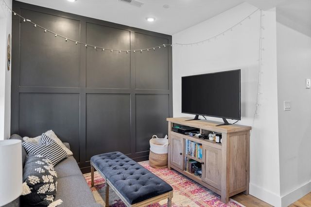 211 W 9th St, Boston, MA 02127