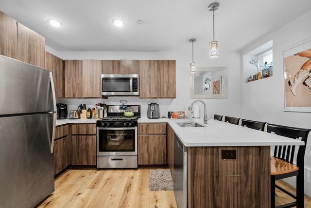 211 W 9th St, Boston, MA 02127