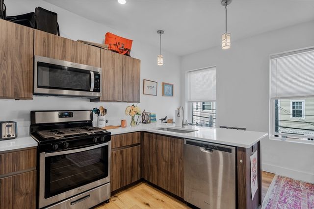 211 W 9th St, Boston, MA 02127