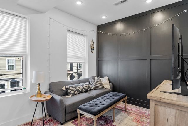 211 W 9th St, Boston, MA 02127