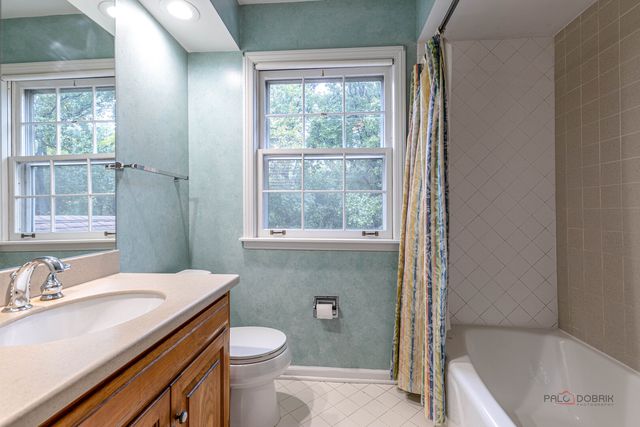1495 NORTHWOODS Circle, Deerfield, IL 60015