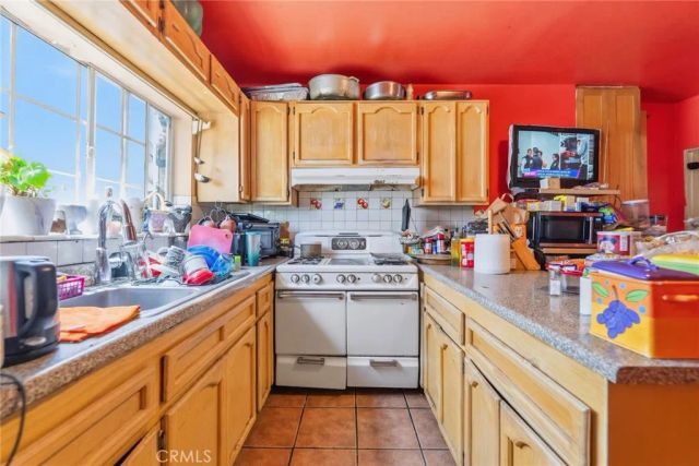 2920 Van Buren, Los Angeles, CA 90007