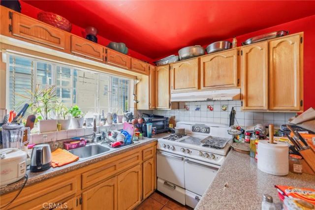 2920 Van Buren, Los Angeles, CA 90007