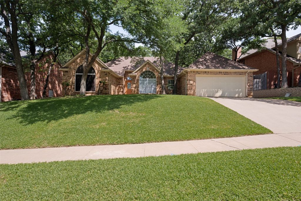1818 Haydenbend Circle, Grapevine, TX 76051