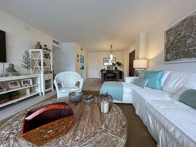 500 Bayview Dr 1123, Sunny Isles Beach, FL 33160