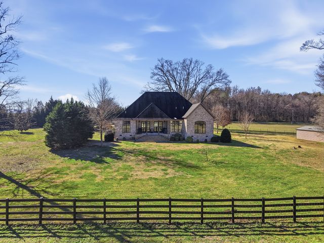 1001 Williams St, Decherd, TN 37324