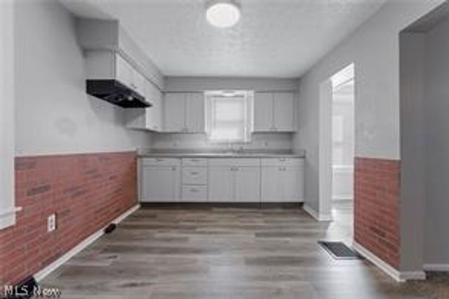 223 E Maple Street E, Hartville, OH 44632