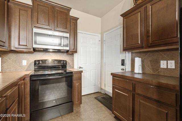 1005 Bridgetowne Lane, Breaux Bridge, LA 70517