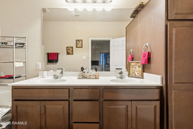 1005 Bridgetowne Lane, Breaux Bridge, LA 70517