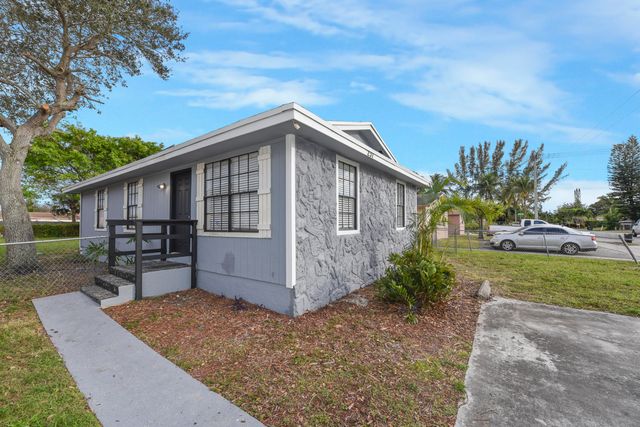 237 SW 11th Avenue, Delray Beach, FL 33444