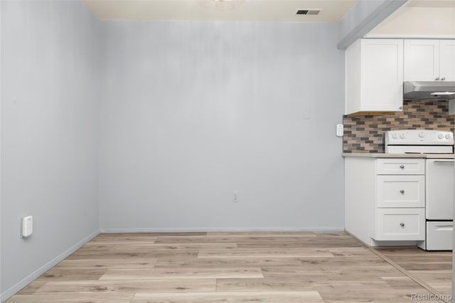 7806 Manor Circle 101, Westland, MI 48185