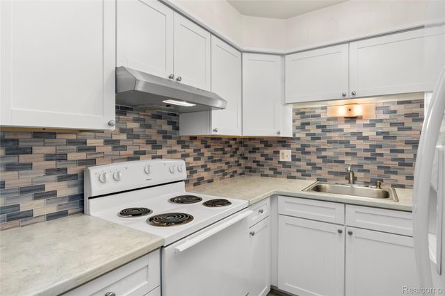 7806 Manor Circle 101, Westland, MI 48185