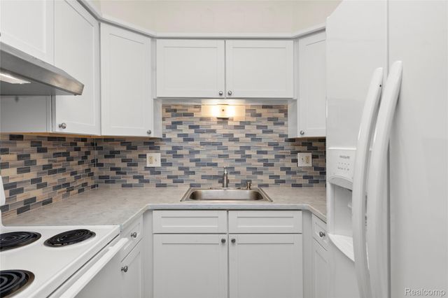 7806 Manor Circle 101, Westland, MI 48185