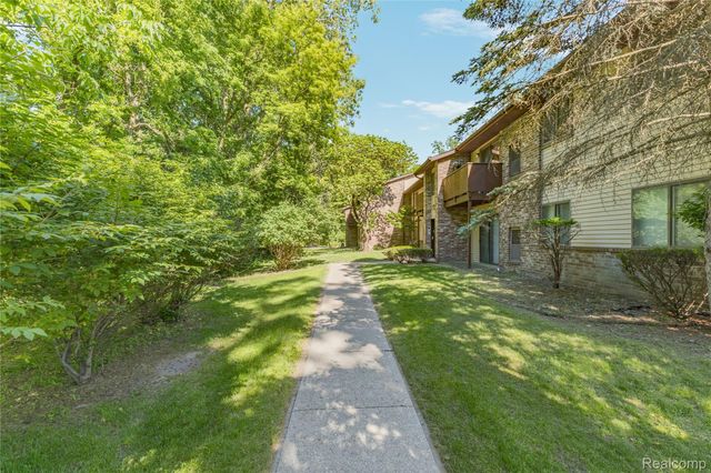 7806 Manor Circle 101, Westland, MI 48185