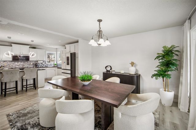 12711 Valdez Drive, Urbandale, IA 50323