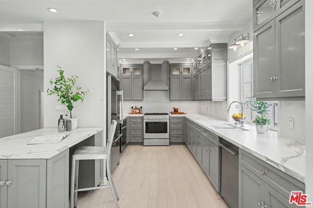10798 Weyburn Avenue, Los Angeles, CA 90024