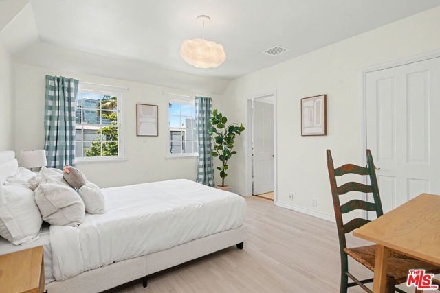 10798 Weyburn Avenue, Los Angeles, CA 90024