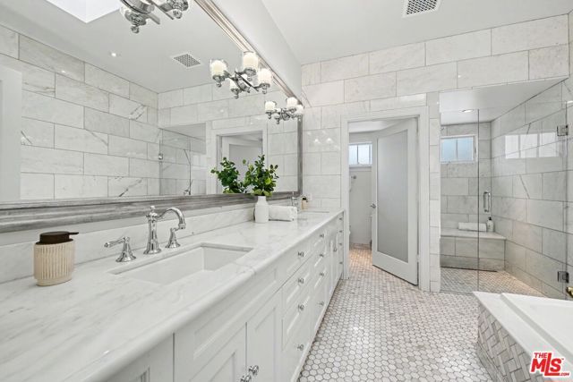 10798 Weyburn Avenue, Los Angeles, CA 90024