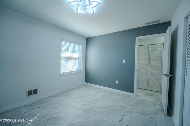 4415 Broadleaf Dr, Louisville, KY 40216