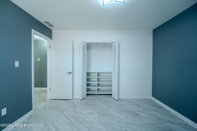 4415 Broadleaf Dr, Louisville, KY 40216