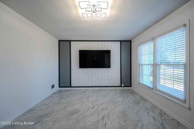 4415 Broadleaf Dr, Louisville, KY 40216