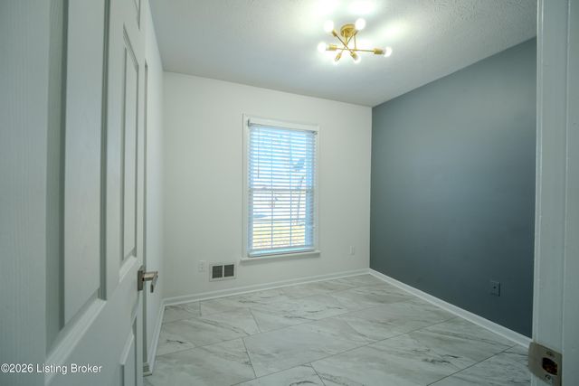 4415 Broadleaf Dr, Louisville, KY 40216