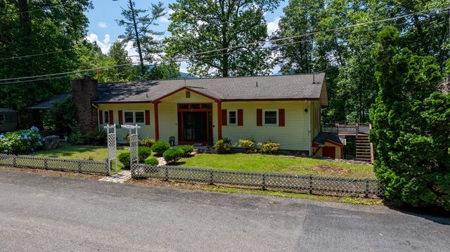 14 Chalet Village, Lake Santeetlah, NC 28771