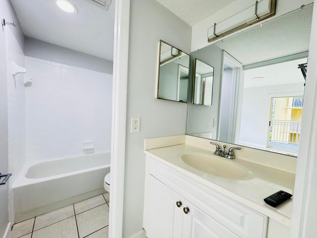 6323 La Costa Drive H, Boca Raton, FL 33433