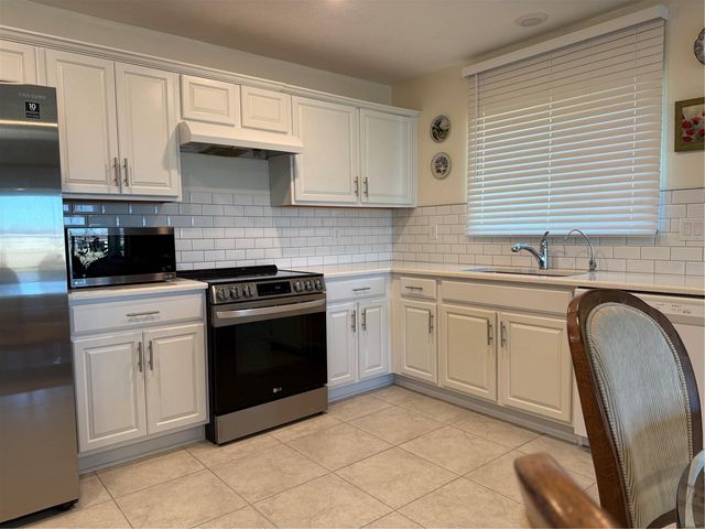 3558 74TH AVENUE CIRCLE E, Sarasota, FL 34243