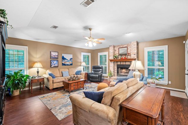 106 Wood Forest Lane, Huntsville, TX 77340
