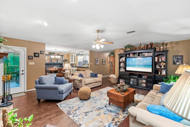 106 Wood Forest Lane, Huntsville, TX 77340