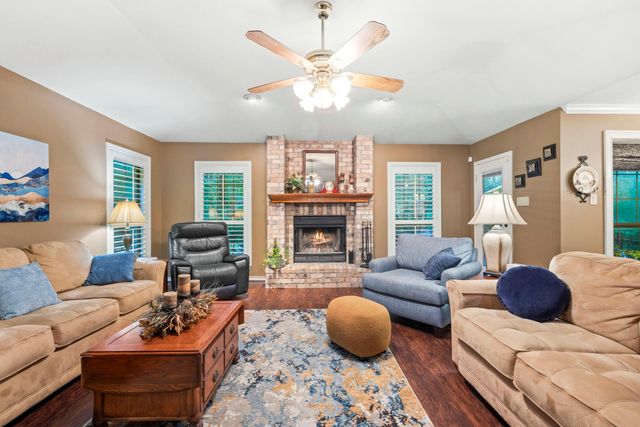 106 Wood Forest Lane, Huntsville, TX 77340
