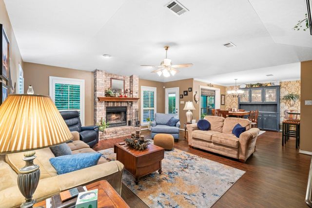 106 Wood Forest Lane, Huntsville, TX 77340