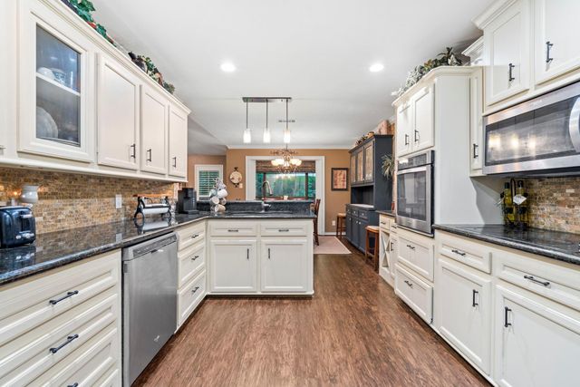 106 Wood Forest Lane, Huntsville, TX 77340