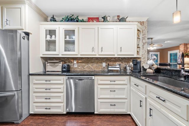 106 Wood Forest Lane, Huntsville, TX 77340