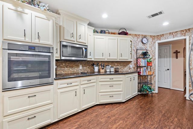 106 Wood Forest Lane, Huntsville, TX 77340