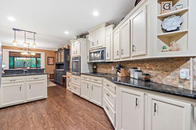 106 Wood Forest Lane, Huntsville, TX 77340