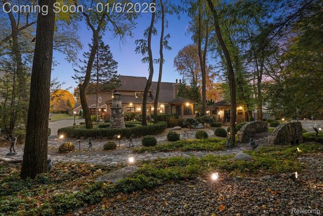 7310 Sandy Creek Lane, Bloomfield Hills, MI 48301