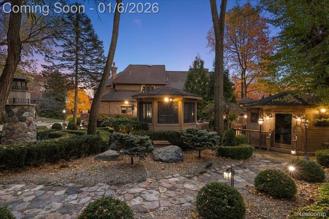 7310 Sandy Creek Lane, Bloomfield Hills, MI 48301