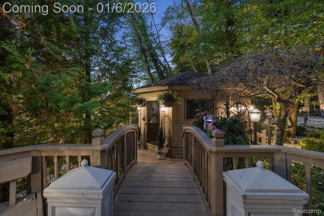 7310 Sandy Creek Lane, Bloomfield Hills, MI 48301