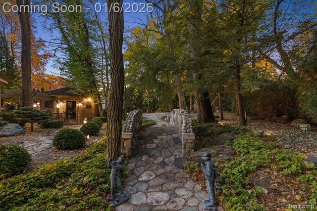 7310 Sandy Creek Lane, Bloomfield Hills, MI 48301