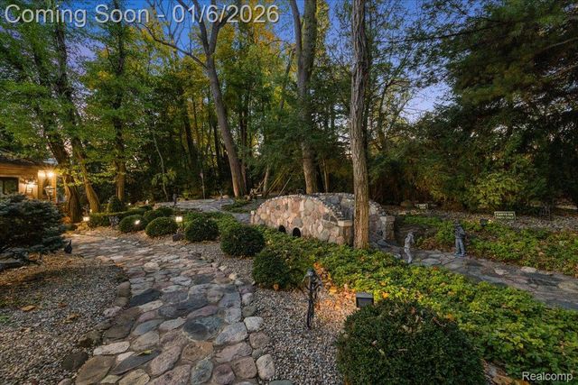 7310 Sandy Creek Lane, Bloomfield Hills, MI 48301