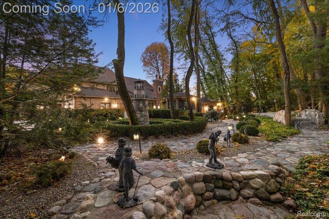 7310 Sandy Creek Lane, Bloomfield Hills, MI 48301