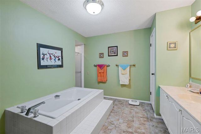550 Coeur De Royale Drive 206, Creve Coeur, MO 63141