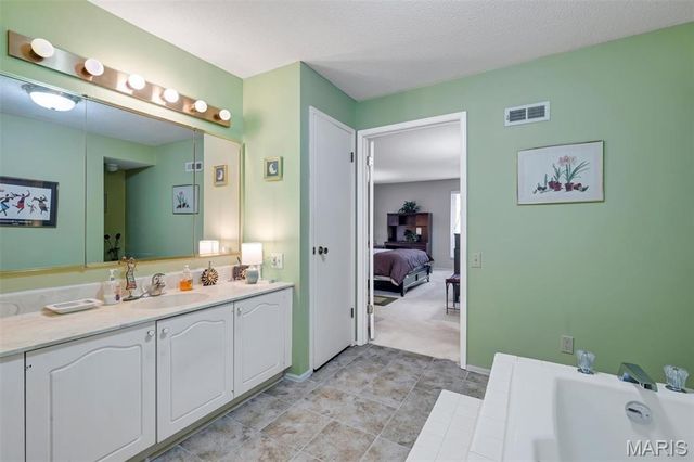 550 Coeur De Royale Drive 206, Creve Coeur, MO 63141