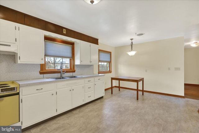 5864 GENEVA DR, East Petersburg, PA 17520