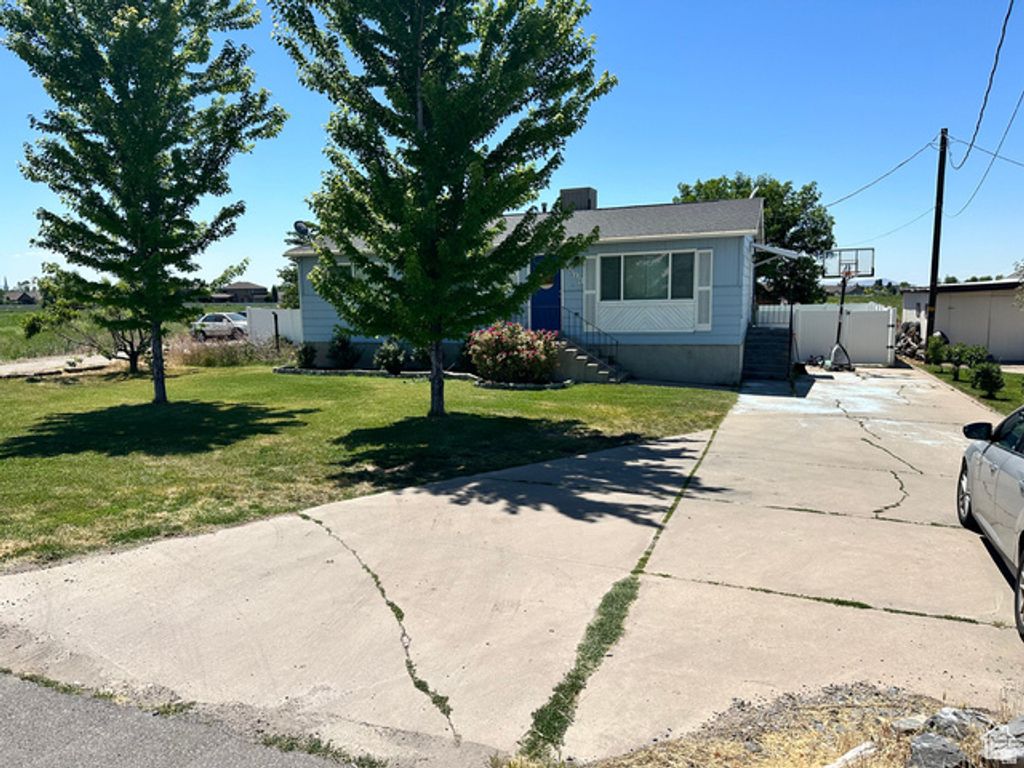 2593 N 2000 W, Clinton, UT 84015