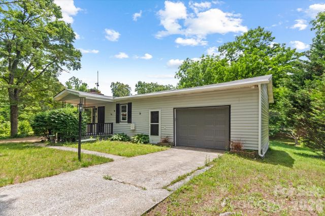 1323 Locust Grove Road, Hendersonville, NC 28792