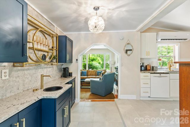 1323 Locust Grove Road, Hendersonville, NC 28792